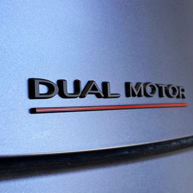 Hovedbilde Dual Motor Emblem Tesla